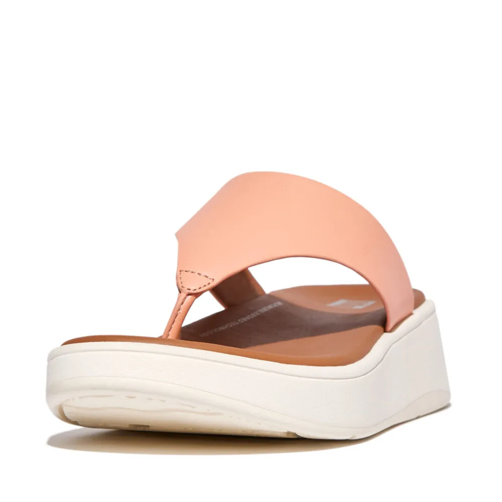รองเท้าแตะแบบหูหนีบ ผู้หญิง รุ่น F-MODE LEATHER FLATFORM TOE-POST SANDALS